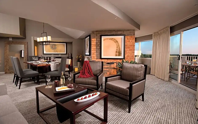 Standard Double Penthouse room with golf view