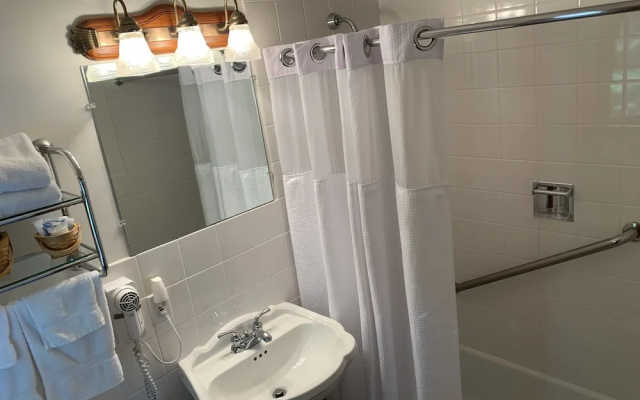 Deluxe Quadruple room with river view