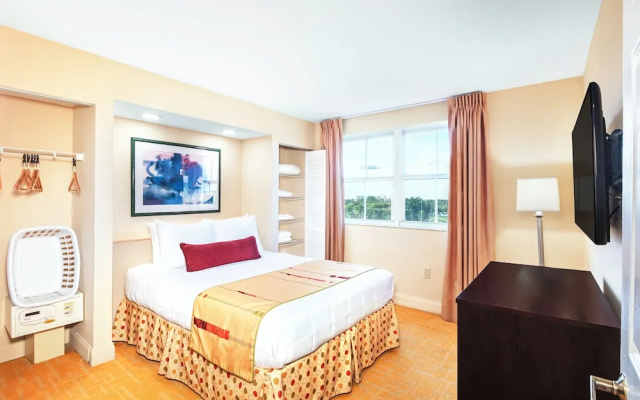 1 Bedroom Suite with pool view