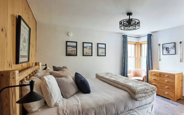 Deluxe Double Suite with mountain view
