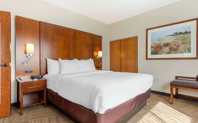 Deluxe Family Suite with lake view