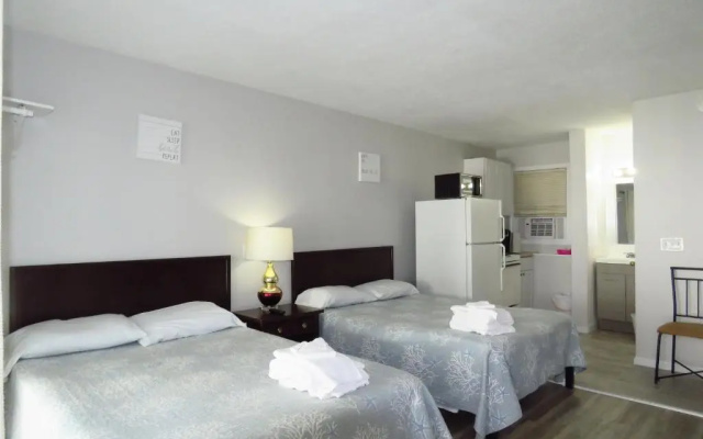 Standard Quadruple room with partial ocean view