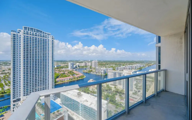 2 Bedrooms Luxury Apartment with balcony and with city view
