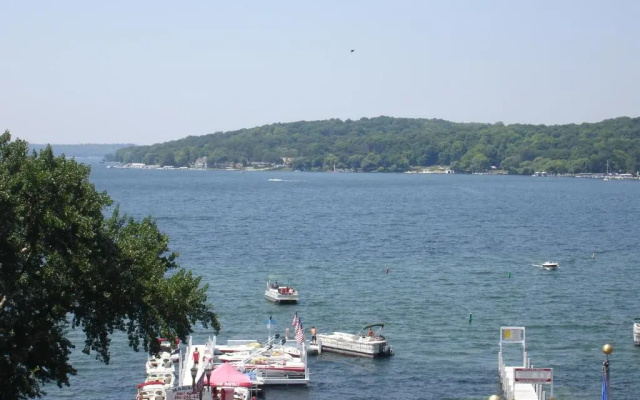 Standard room with lake view