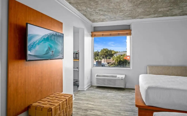 Deluxe Double Suite with partial ocean view