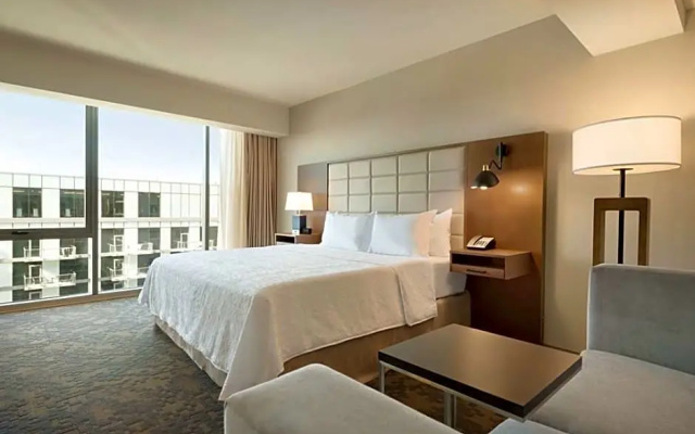Mobility Accessible tub Double room with view