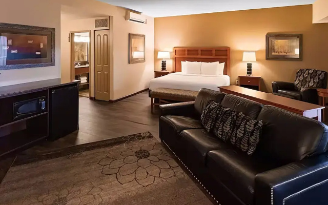 Deluxe Suite with pool view