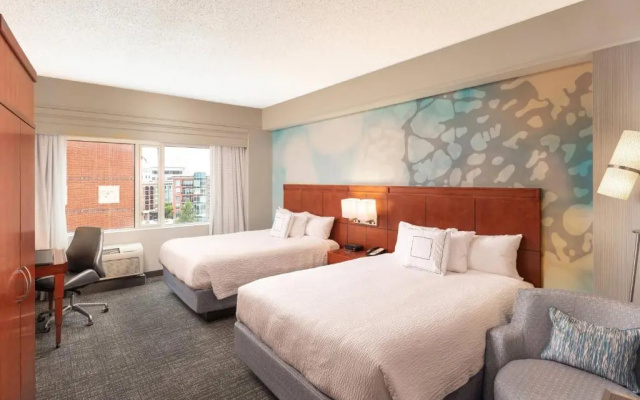 Standard Quadruple room with city view