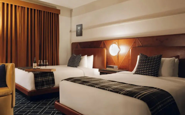Deluxe Quadruple room with city view