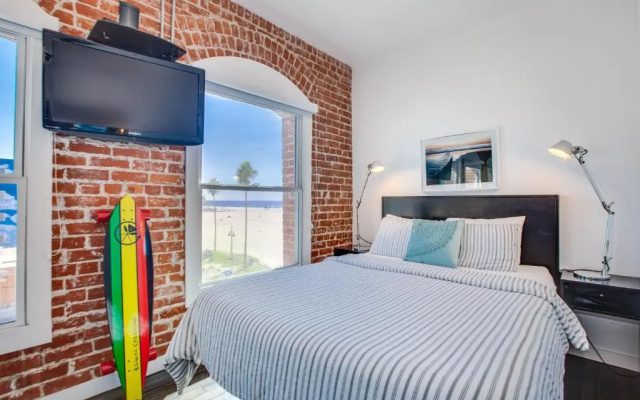 Studio Suite with partial ocean view