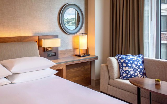 Double room with partial lake view