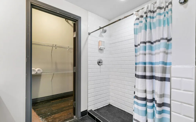 3 Bedrooms Executive Apartment with city view