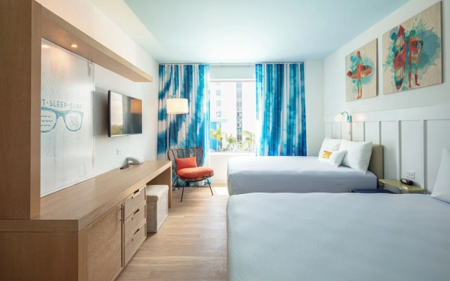 Standard Mobility Accessible room with pool view