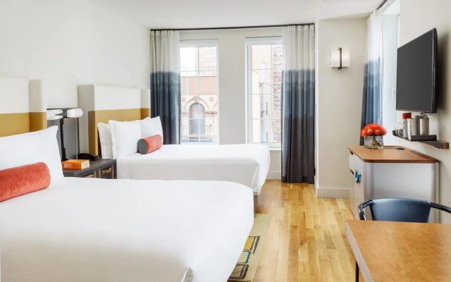Standard Quadruple room with city view