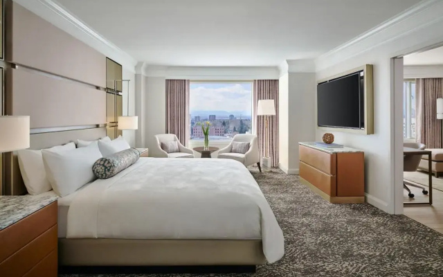 1 Bedroom Double Suite with mountain view