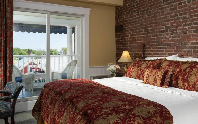 Standard Double room with balcony and with partial ocean view