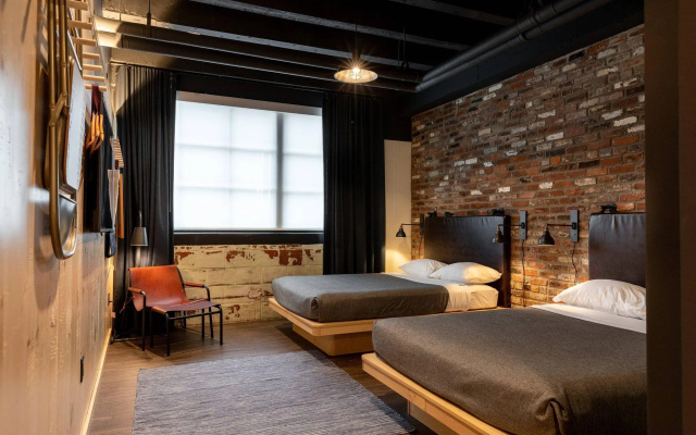 Standard Quadruple room with city view