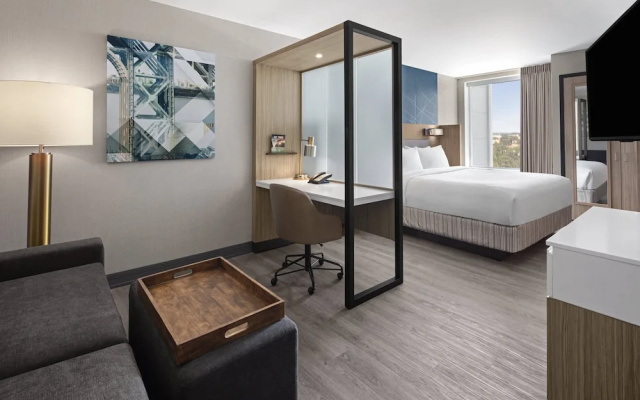 Suite with city view