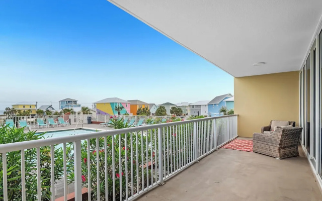 4 Bedrooms Standard Family room with balcony and with pool view