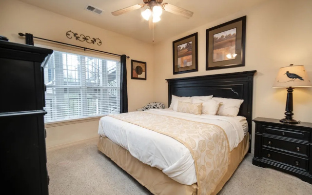 3 Bedrooms Standard Family room with golf view