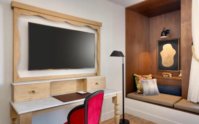 Standard Double room with city view