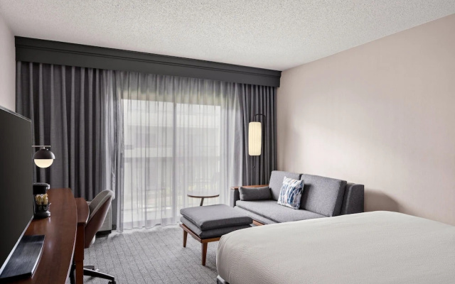 1 Bedroom Suite with balcony and with courtyard view