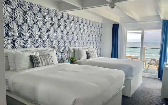 Deluxe Quadruple room with balcony and with ocean view
