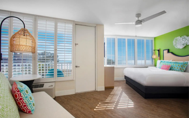 Double room with partial ocean view