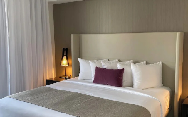 Suite with balcony and with city view