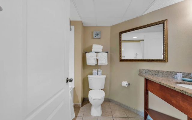 2 Bedrooms Standard Family room with balcony and with ocean view