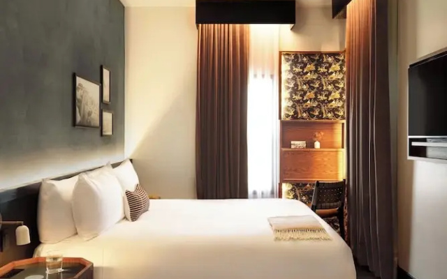 Deluxe room with partial ocean view
