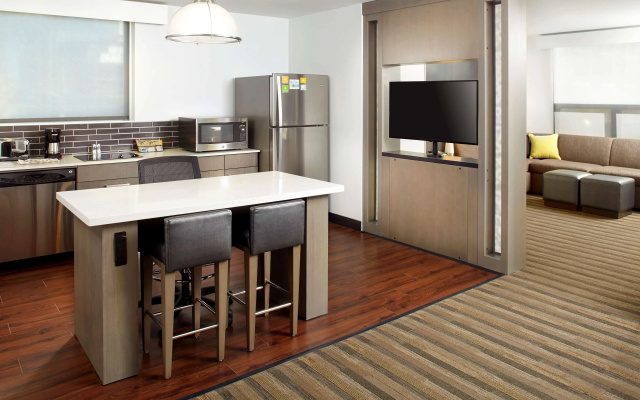 1 Bedroom Quadruple Kitchen Suite
