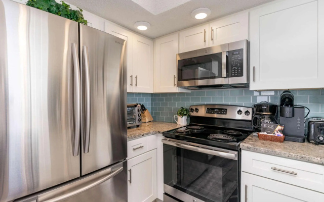 2 Bedrooms Condo with ocean view