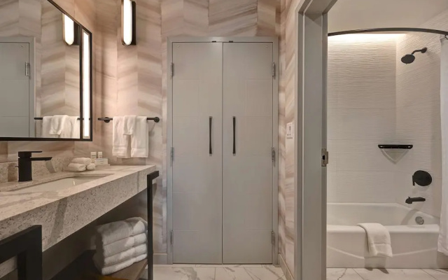 1 Bedroom Suite with courtyard view