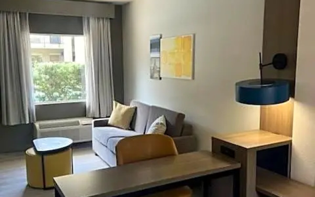 1 Bedroom Suite with courtyard view