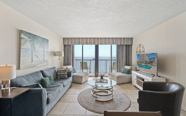 2 Bedrooms Classic room with balcony and oceanfront