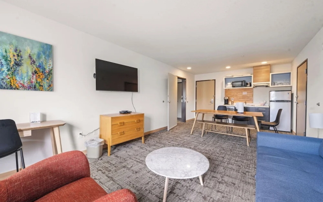 1 Bedroom Suite with balcony and with river view