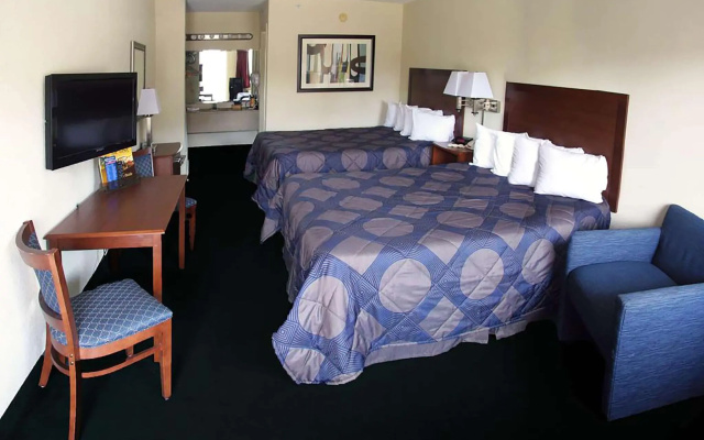 Standard Sextuple Family room