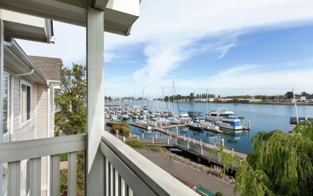 2 Bedrooms Standard room with balcony and with bay view