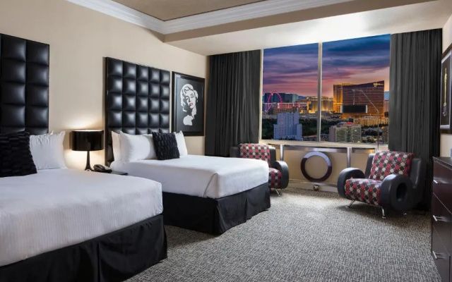 Signature Quadruple room Strip View