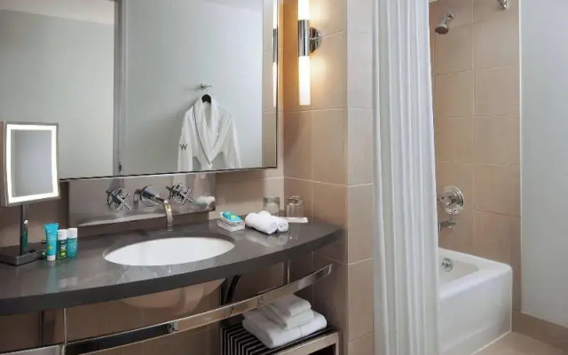 Deluxe Quadruple room with city view