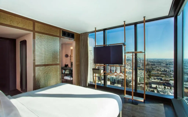 Corner Double room with city view