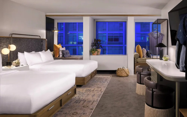 Standard Quadruple room with city view