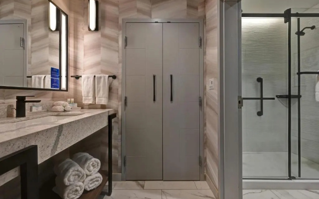 Suite with courtyard view