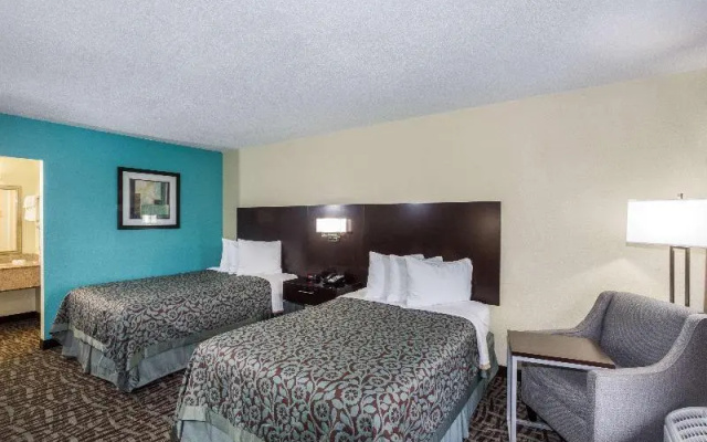 Standard Quadruple room with pool view