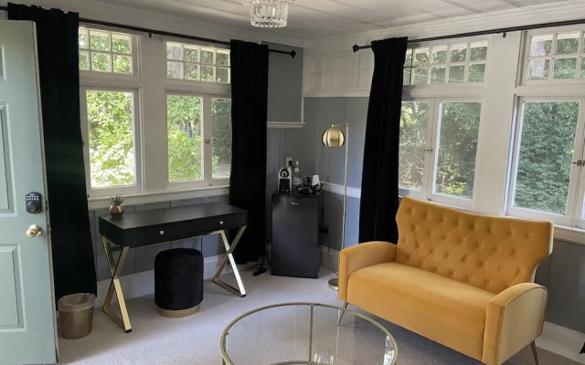 Family Studio with garden view