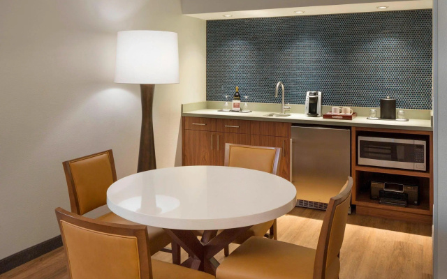 2 Bedrooms Quadruple Suite with courtyard view