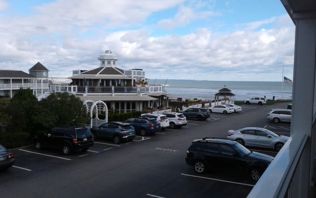 Standard Quadruple room with balcony and with partial ocean view