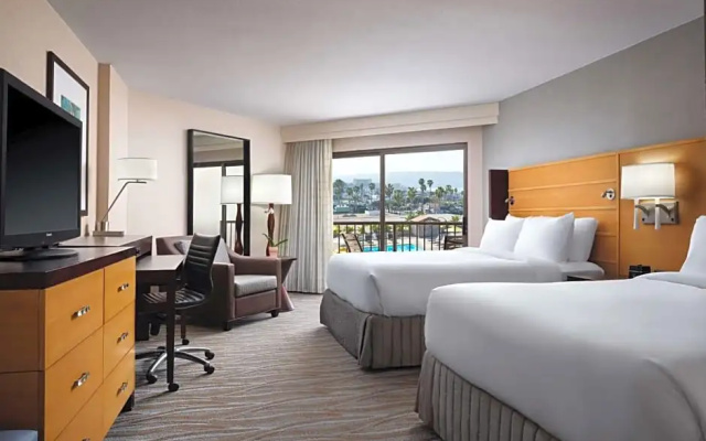 Executive Quadruple room with pool view