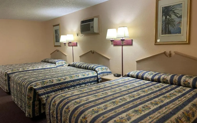 Deluxe Sextuple Suite